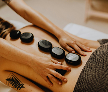 Massagem Relaxante de Pedras Quentes